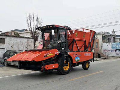 大型自走式青儲(chǔ)機(jī)